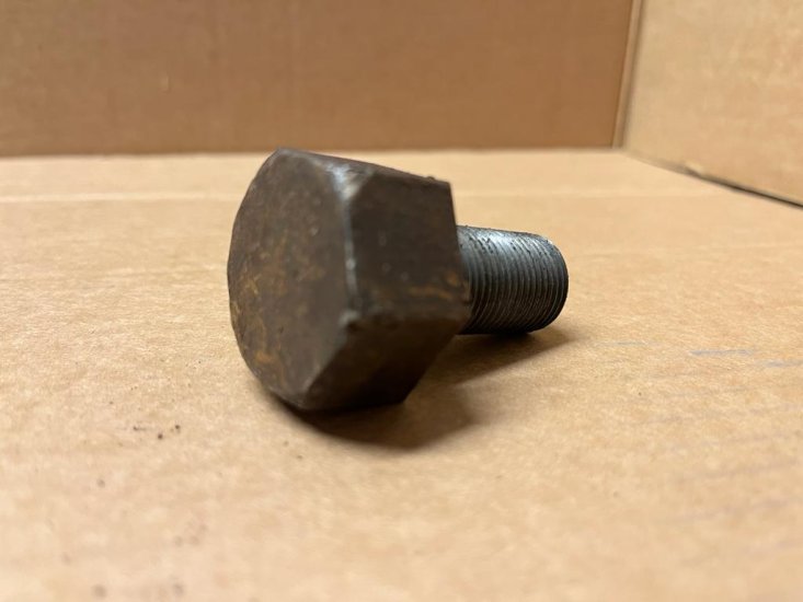 S/H - Crankshaft bolt (6 Cyl) solid